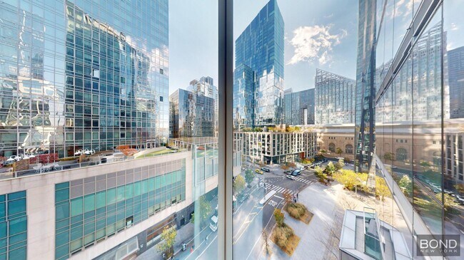 Building Photo - 400 W 61st St