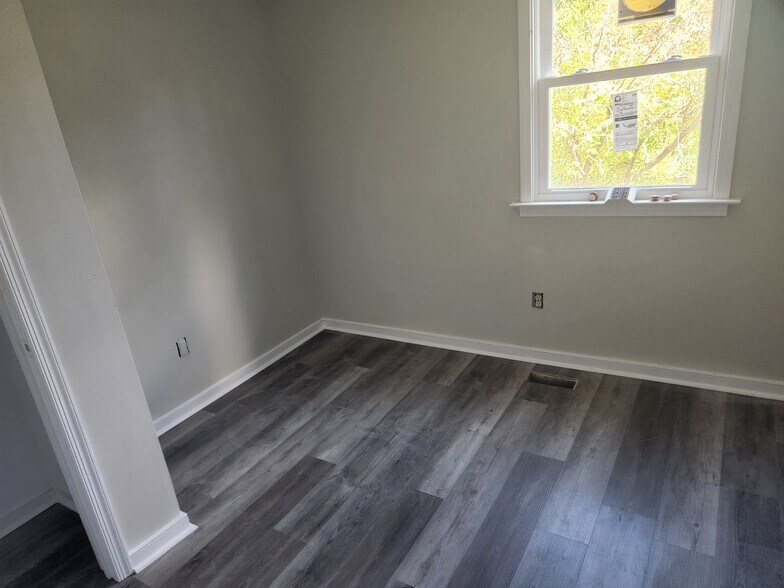 Building Photo - 1511 Lakeview Ave