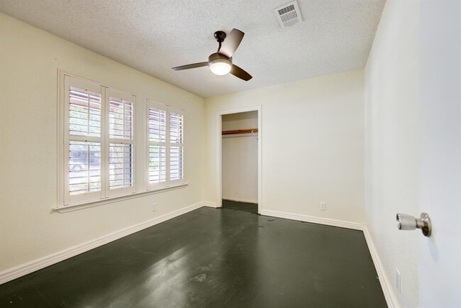 Building Photo - 1704 Foxfire Dr