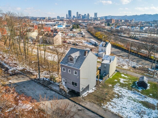 Building Photo - Stunning 4 bedroom home in Pittsburgh avai...