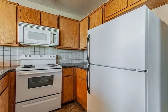 Building Photo - 3 BED / 2 Bath  AVAILABLE END OF JANUARY