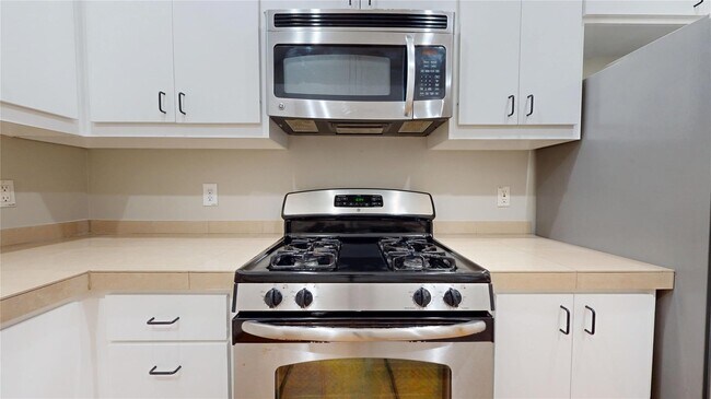 Building Photo - 8715 Meadowcroft Dr