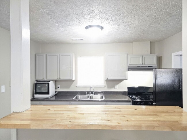 Building Photo - 3046 Embry Way SE