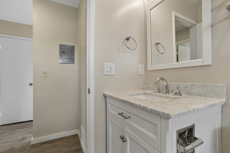 remodeled bathroom - 1271 Coronado Dr