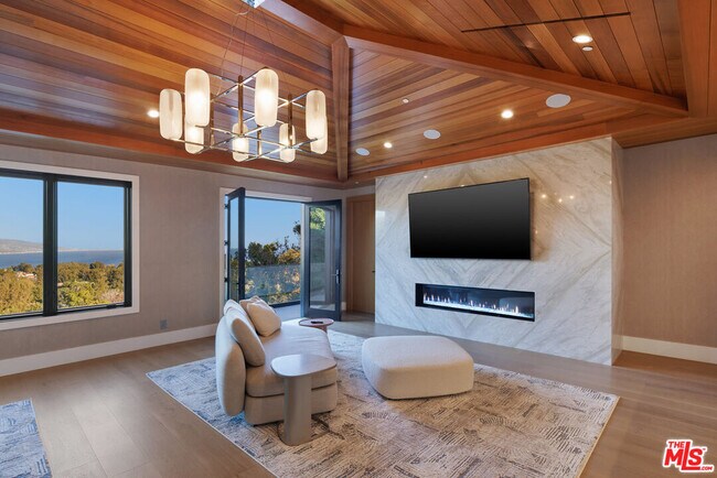 Building Photo - 7052 Dume Dr