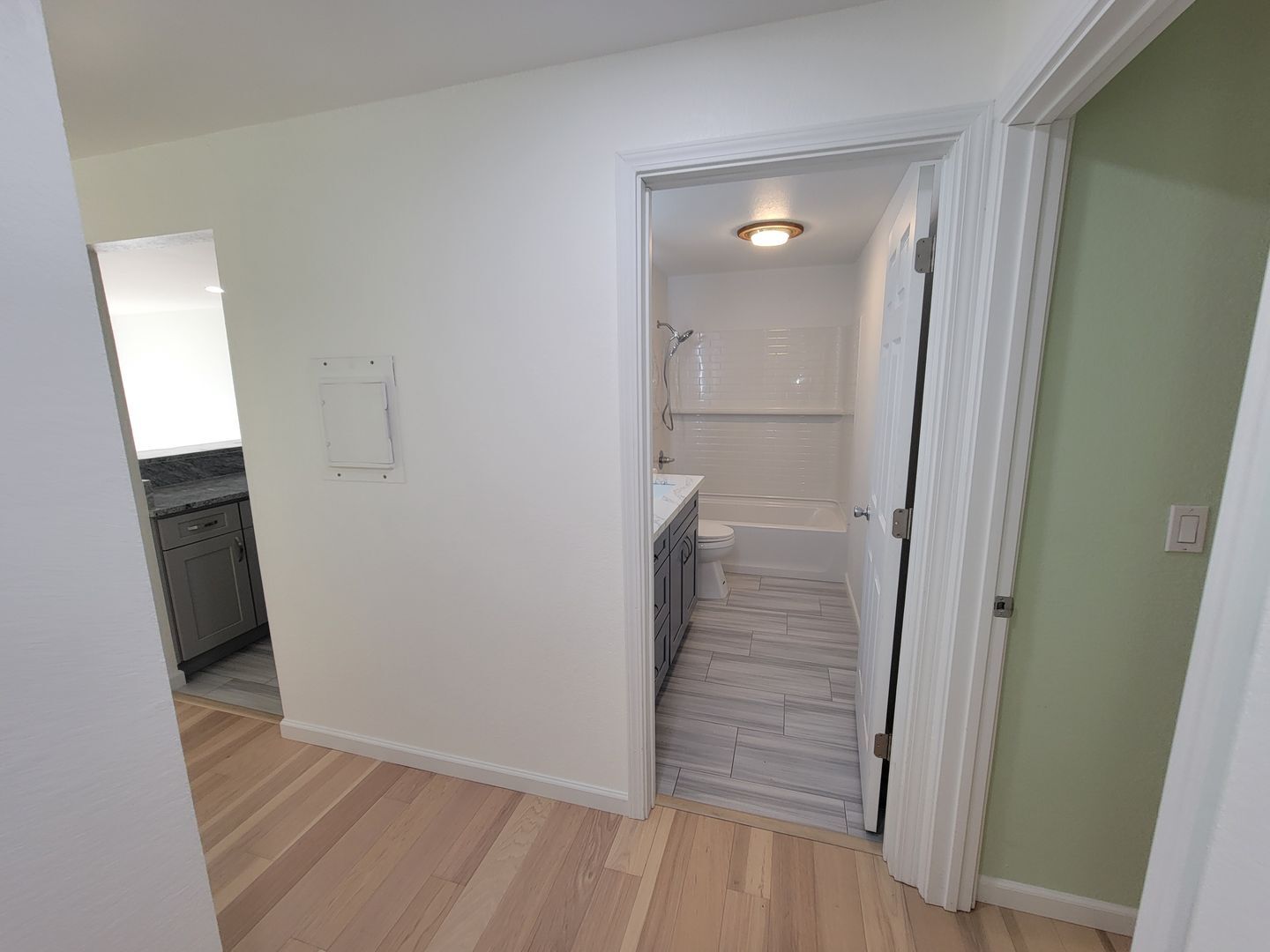 Building Photo - Remodeled Condo Near Microsoft