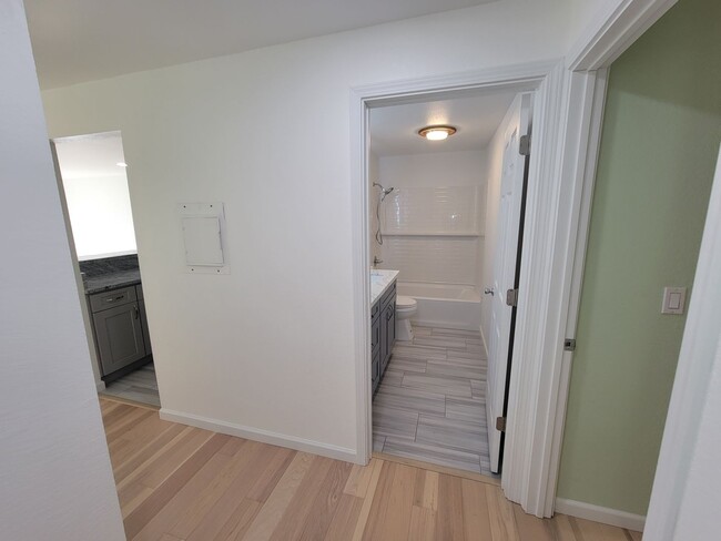 Building Photo - Remodeled Condo Near Microsoft