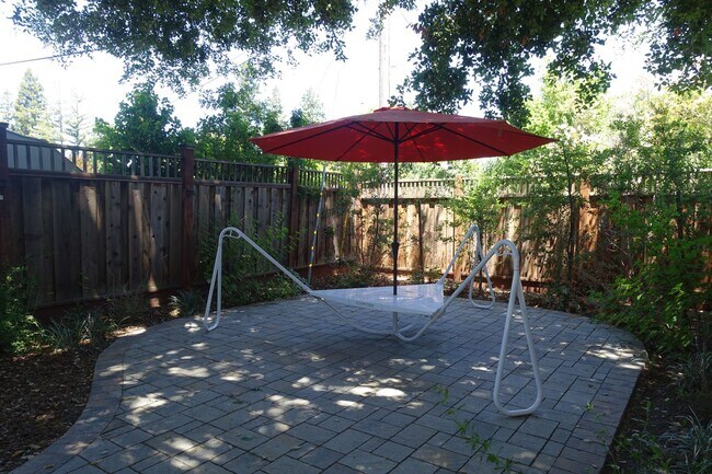 Building Photo - GREAT North Los Altos Home, large rooms, v...