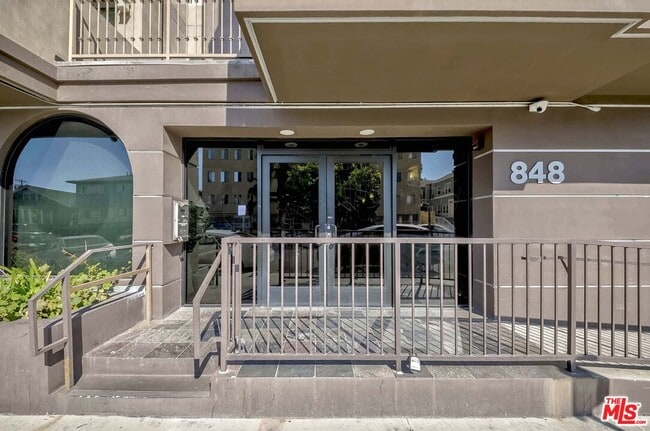 Building Photo - 848 Irolo St