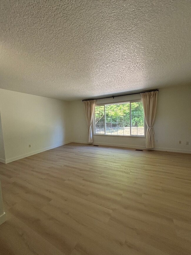Building Photo - Freshly Updated Troutdale Gem with Enterta...