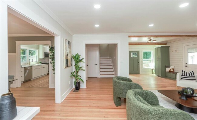 Building Photo - 2908 N Hills Dr NE