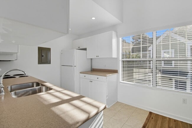 Building Photo - NEW PRICE and Half Off First Month's Rent! Nicely Updated Condo in Old South!