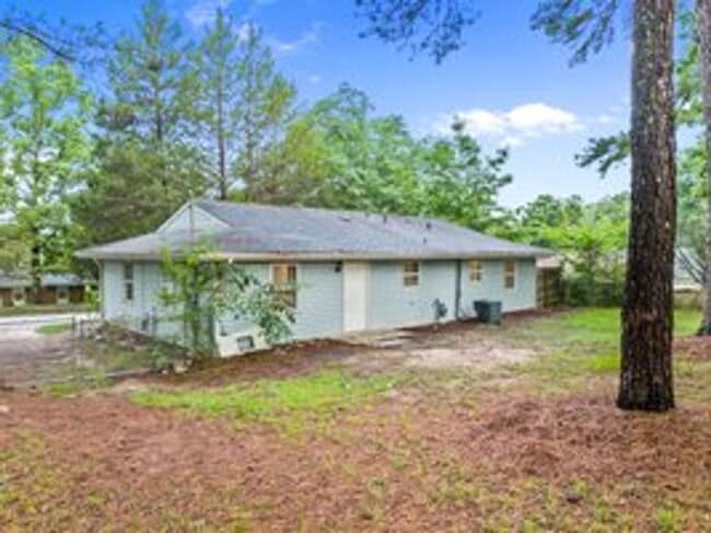 Building Photo - 3 Bedroom 1.5 Bath Single Family Home