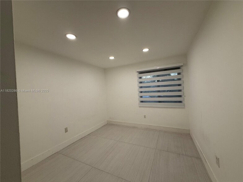 Building Photo - 9405 Fontainebleau Blvd