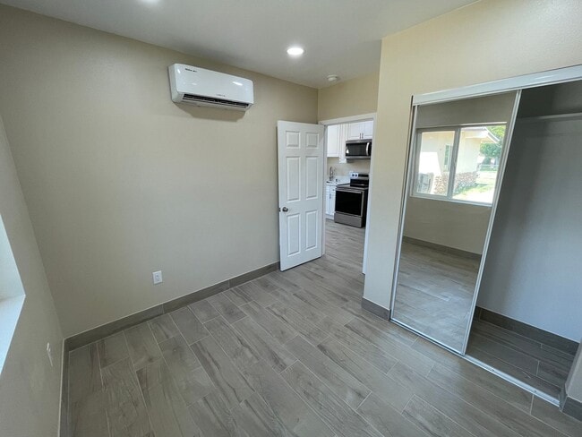 Building Photo - Cute 1 Bedroom Unit in Nice Neighborhood! ...