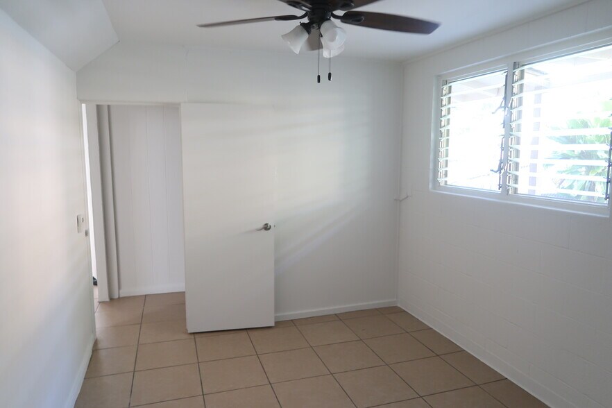 2nd large bedroom - 1739 Kamohoalii St