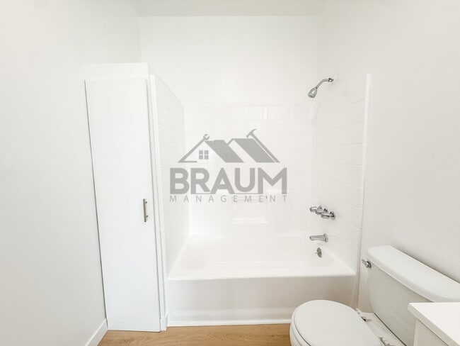 Building Photo - 11035 Moorpark St