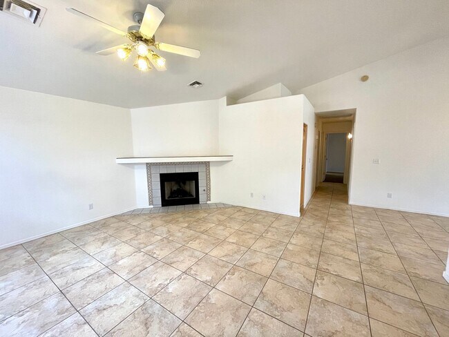 Building Photo - Cute 3 Bedroom Home in Center of Kingman- Available Now!