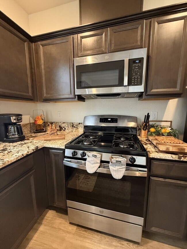 Building Photo - Beautifully appointed nearly new home