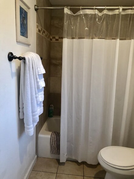 Building Photo - 245 W Elm Ave