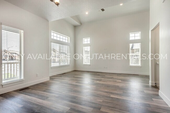 Building Photo - 1692 Aspen Loop