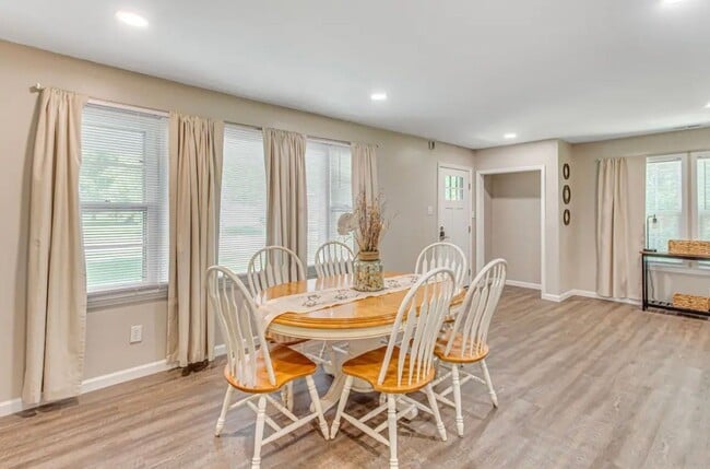 Building Photo - 208 E Columbus St