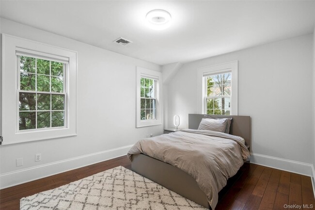 Building Photo - 225 Larchmont Ave