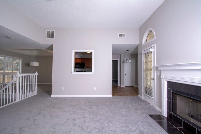 Building Photo - Beautiful 3BR / 3BA Split Level with Flexible Living Space!