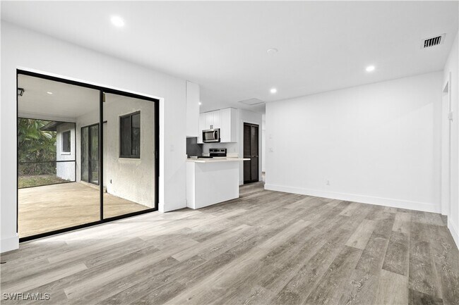 Building Photo - 709 SE 10th Pl