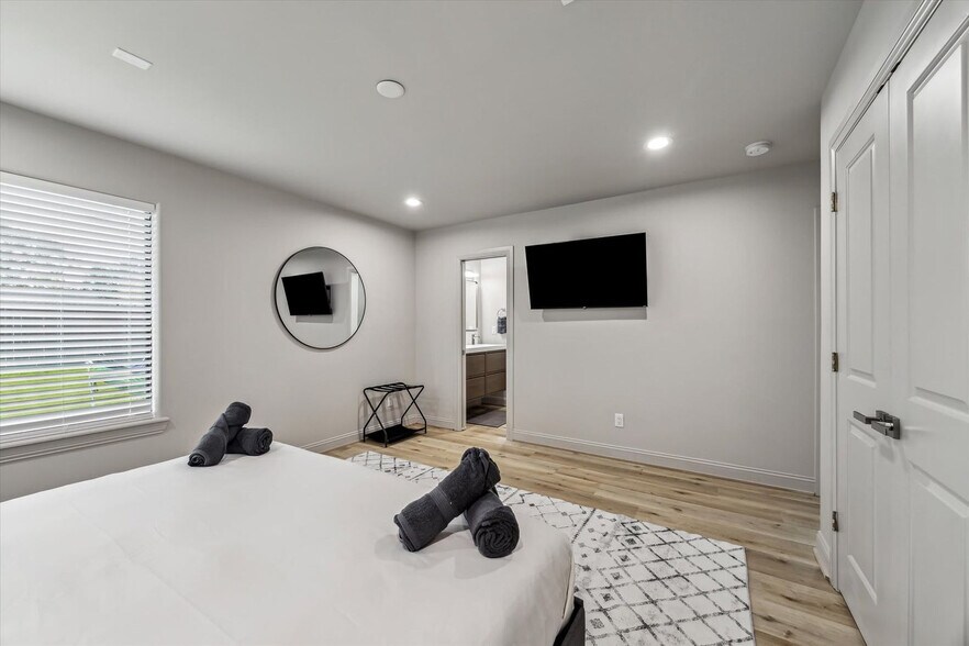 Building Photo - 5615 Cerritos Dr