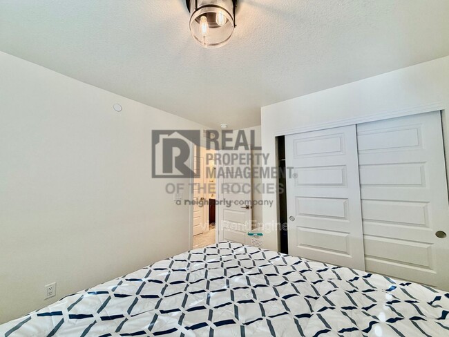 Building Photo - 1203 Bon Homme Richard Dr