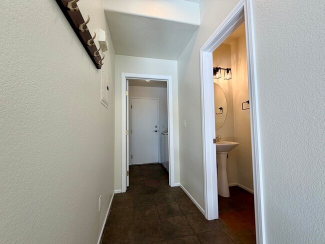 Building Photo - 2 bedroom townhome with back yard in Boulder Ranch