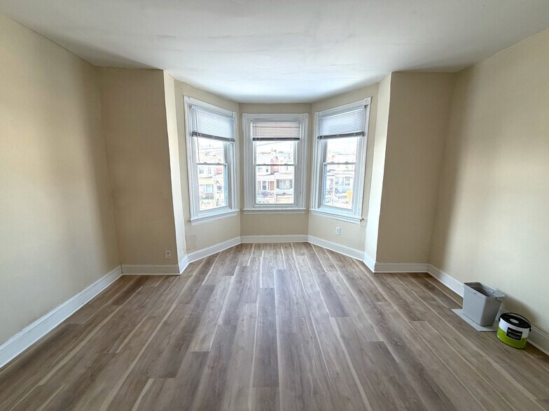 Building Photo - 5502 Thomas Ave