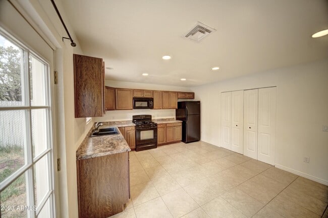 Building Photo - 480 N 6th Dr
