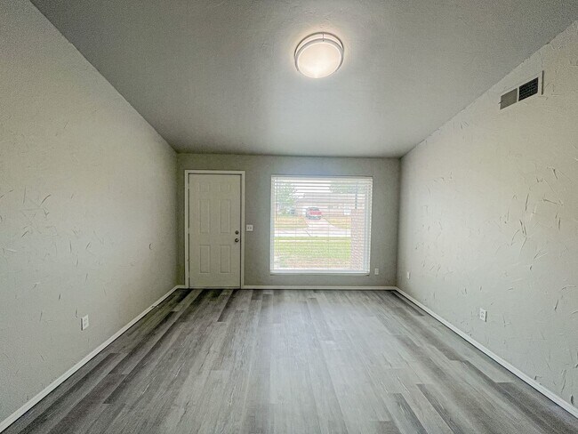 Building Photo - Updated 3/1 Home with Vaulted Ceilings & Large Fenced Backyard