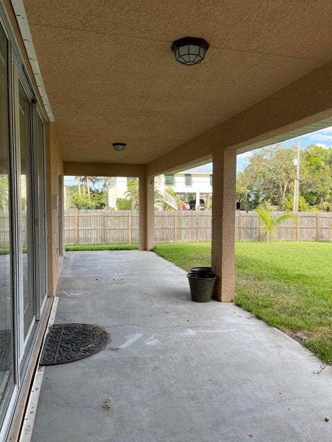 Building Photo - 2202 SW Crocus Ln