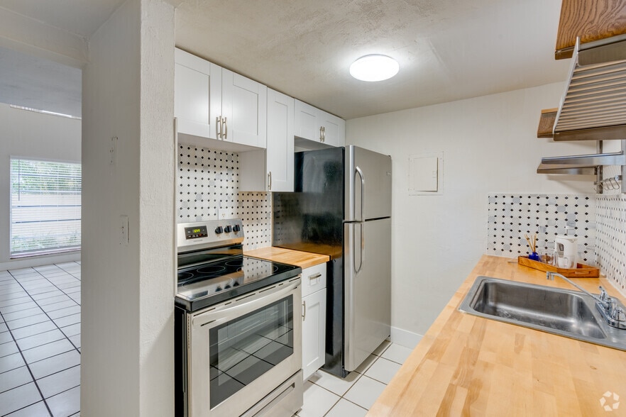 1BR, 1BA - 629SF - Kitchen - Hideaway in the Grove
