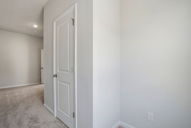 Building Photo - BRAND NEW TOWNHOME-9 FOOT CEILINGS-TWO CAR GARAGE-POOL COMMUNITY