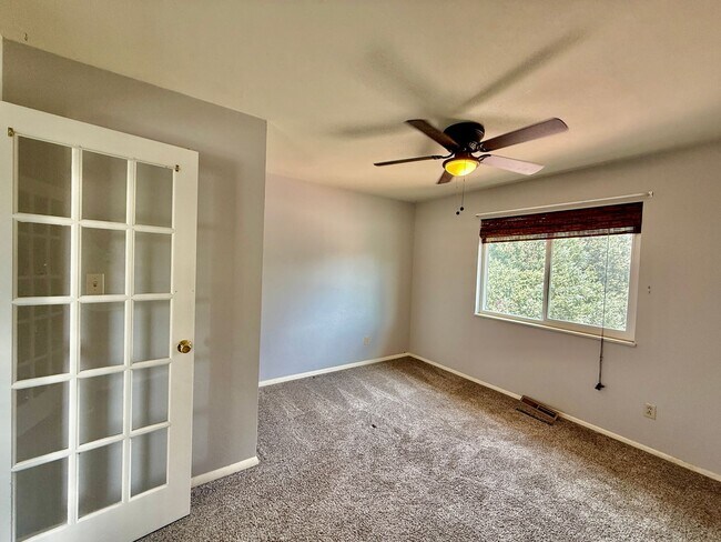 Building Photo - Tulip Way 4125-4127