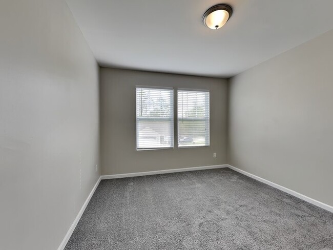 Building Photo - Spacious 4-Bedroom Home in Crystal Lakes ?...