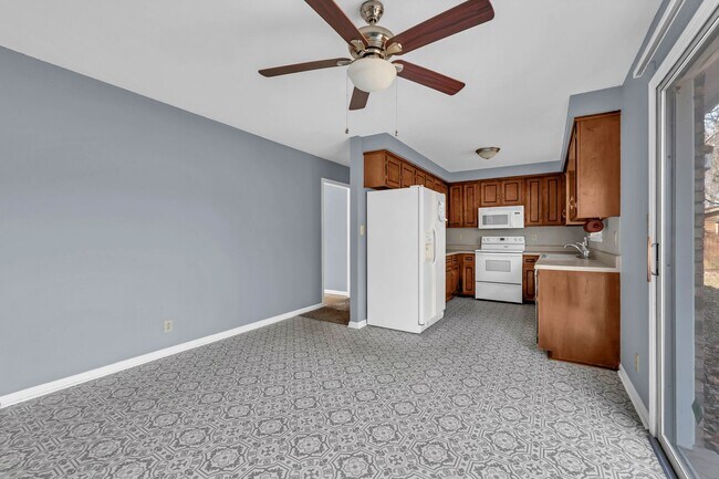 Building Photo - 171 W Regent Dr