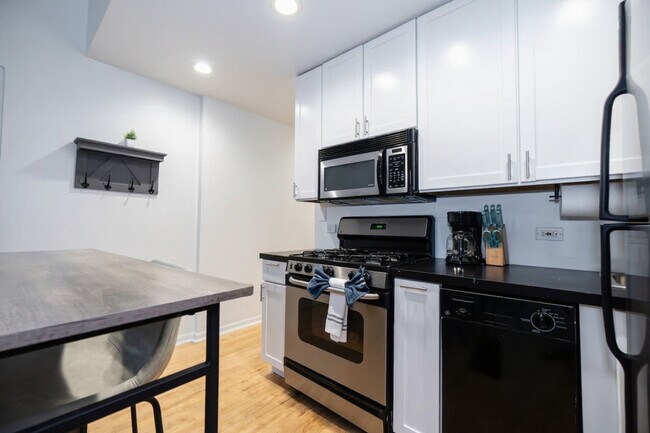 Building Photo - 2544 N Burling St