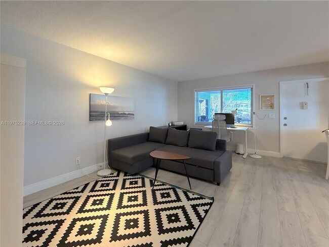 Building Photo - 541 Blue Heron Dr