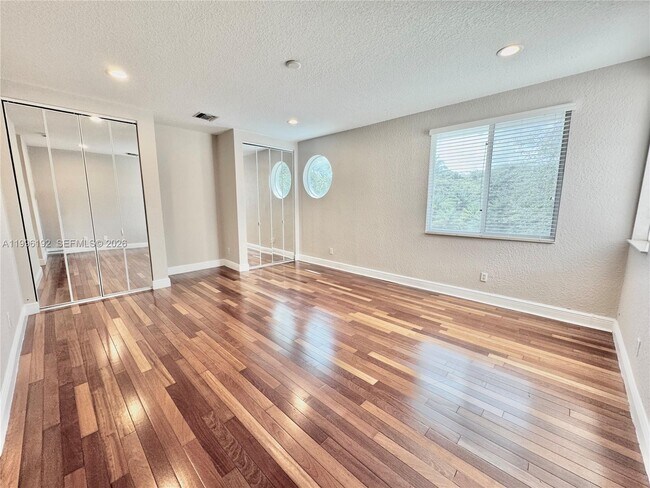 Building Photo - 504 SW 4th Ave