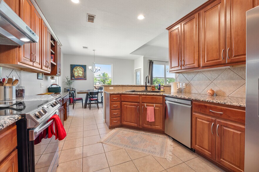 Building Photo - 611 Newport Dr