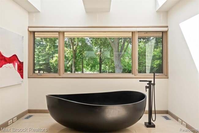 Building Photo - 3333 W Shore Dr