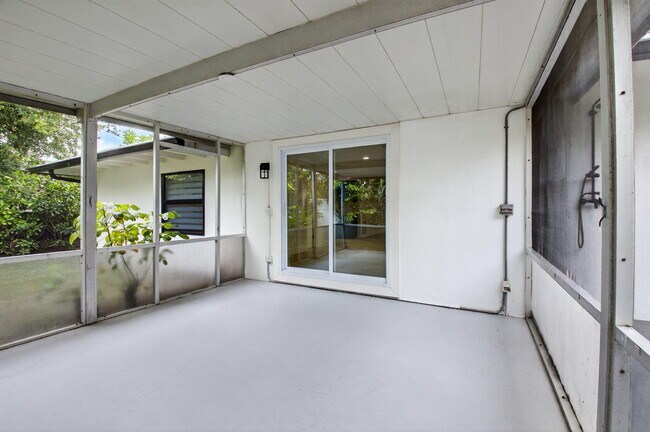 Building Photo - 725 Heron Dr