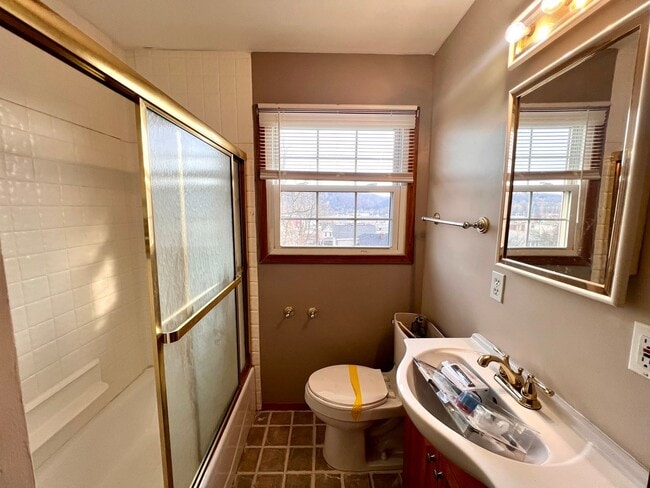 Building Photo - Coraopolis - 2 Bed 2 Bath - Home for Rent!