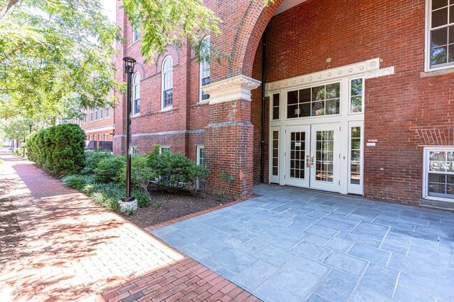 Building Photo - Stunning Capitol Hill One-Bedroom!