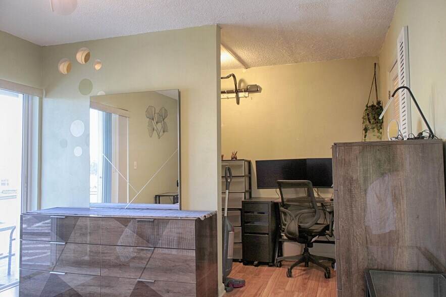 Building Photo - 210 Horizons E